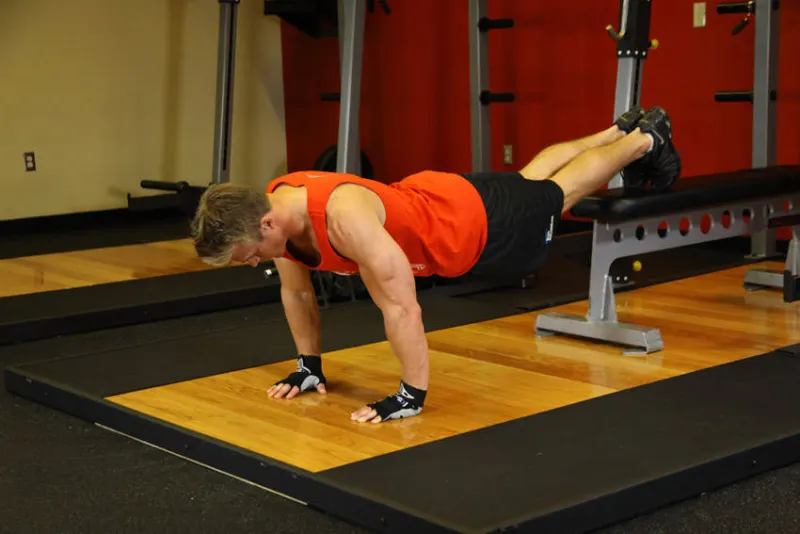 Flexiones con pies elevados: posición inicial